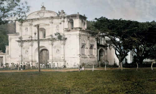 vista frontal y lateral derecha de la iglesia antigua de san sebastian que ya no existe como se presenta en la foto por haber sido destruida parcialmente por el terremoto de 1976