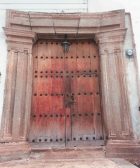 marco de puerta hecho de piedra tallada a mano en antigua guatemala