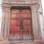 marco de puerta hecho de piedra tallada a mano en antigua guatemala