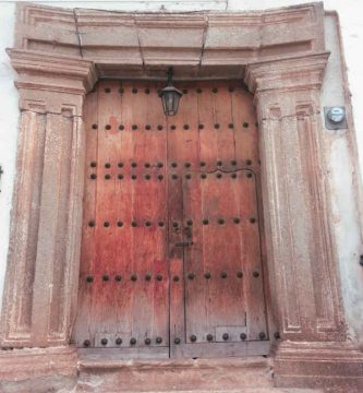 marco de puerta hecho de piedra tallada a mano en antigua guatemala