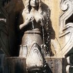 escultura tamaño real de sirena decorando la fuente del parque central de antigua guatemala